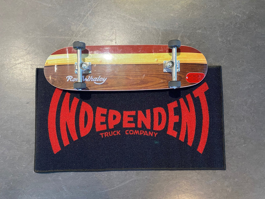 Independent Span Black/Red Rug